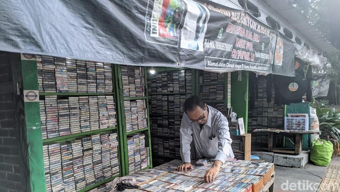 Dagangan kaset milik Sukiman di Jalan Cihapit Bandung.