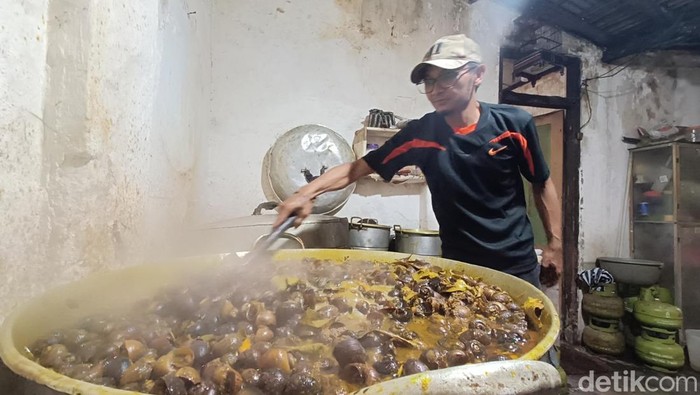 Danny Alfry mengolah kudapan keong sawah untuk takjilan buka puasa di Kelurahan Purwokerto Lor, Kecamatan Purwokerto Timur, Kabupaten Banyumas, Kamis (26/2/2026).