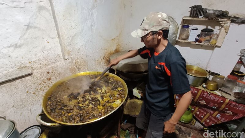 Danny Alfry mengolah kudapan keong sawah untuk takjilan buka puasa di Kelurahan Purwokerto Lor, Kecamatan Purwokerto Timur, Kabupaten Banyumas, Kamis (26/2/2026).