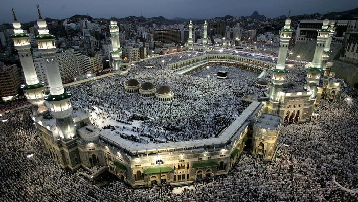 MECCA, SAUDI ARABIA - JANUARY 17: Muslim pilgrims pray around the holy Kaaba at Mecca's Grand Mosque during the annual hajj rituals January 17, 2005 in Mecca, Saudi Arabia. According to the Saudi Hajj ministry, about two million muslim pilgrims from around the world have arrived at Mecca to perform Al-Hajj or Bilgirame. (Photo by Abid Katib/Getty Images)