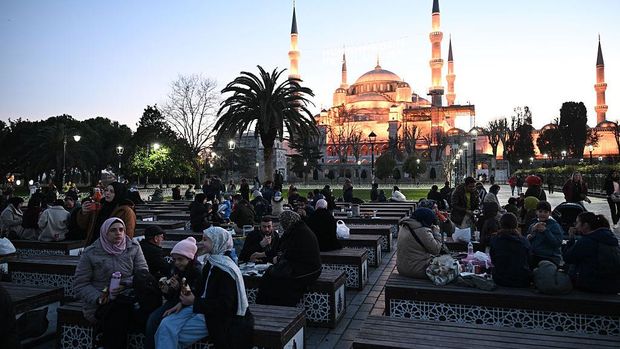 ISTANBUL, TURKIYE - FEBRUARY 19: Muslims gather at Sultanahmet Square to break their fast on the first day of the holy month of Ramadan in Istanbul, Turkiye on February 19, 2026. (Photo by Saffet Azak/Anadolu via Getty Images)