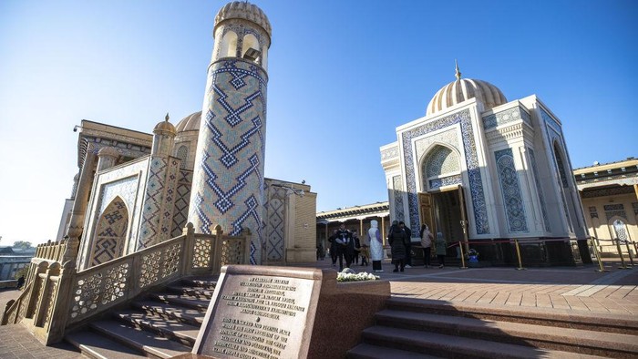 SAMARKAND, UZBEKISTAN - NOVEMBER 09: A view of Hazrat Khizr Mosque, one of the earliest mosques of medieval era that contains the tomb of Uzbekistan's first president Islam Karimov in Samarkand, Uzbekistan on November 09, 2022. Located on the historic Great Silk Road, Samarkand is listed in UNESCO World Heritage List and is named 2023 World Tourism Capital by the UN World Tourism Organization (UNWTO). The city is home to various historic monuments of Turkish-Islamic architecture. (Photo by Ali Balikci/Anadolu Agency via Getty Images)