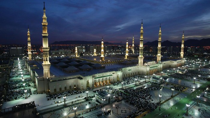 MEDINA, SAUDI ARABIA ? JANUARY 19 : Muslim pilgrims pray near the Prophet Muhammad mosque on January 19, 2006 in the holy city of Medina, Saudi Arabia. Saudi authorities are turning towards Muslims clerics and technology to prevent another tragedy when around 363 people were killed during the stoning the devil ceremony in last week's stampede. (Photo by Muhannad Fala?ah/Getty Images)