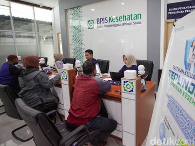 Petugas melayani warga peserta Jaminan Kesehatan Nasional di Kantor BPJS Kesehatan Jakarta Selatan, Kamis (26/2/2026). Pemerintah tengah mengkaji penyesuaian tarif iuran JKN yang direncanakan berlaku tahun ini.