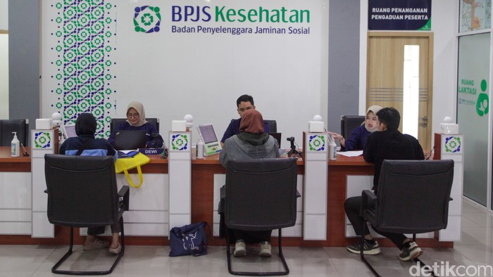 Petugas melayani warga peserta Jaminan Kesehatan Nasional di Kantor BPJS Kesehatan Jakarta Selatan, Kamis (26/2/2026). 