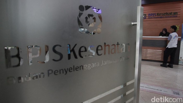 Petugas melayani warga peserta Jaminan Kesehatan Nasional di Kantor BPJS Kesehatan Jakarta Selatan, Kamis (26/2/2026). Pemerintah tengah mengkaji penyesuaian tarif iuran JKN yang direncanakan berlaku tahun ini.