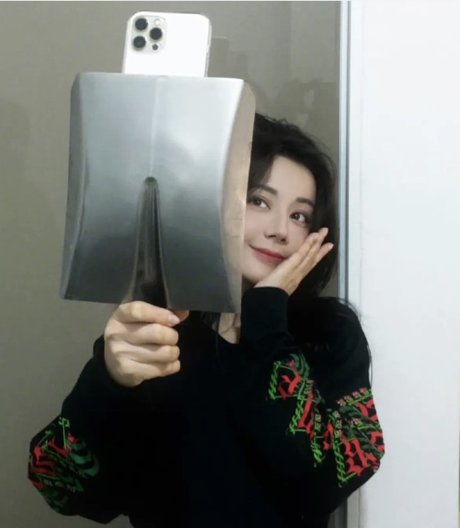 Belum lama ini Dilraba Dilmurat jadi trending di Weibo setelah mengunggah beberapa foto dirinya memamerkan casing handphone unik dan nyeleneh. Fotonya itu pun dibanjiri komentar soal penampakan casing HP yang menggemaskan dan tak biasa. Foto: Dok. Weibo Dilraba Dilmurat