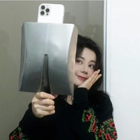 Belum lama ini Dilraba Dilmurat jadi trending di Weibo setelah mengunggah beberapa foto dirinya memamerkan casing handphone unik dan nyeleneh. Fotonya itu pun dibanjiri komentar soal penampakan casing HP yang menggemaskan dan tak biasa. Foto: Dok. Weibo Dilraba Dilmurat