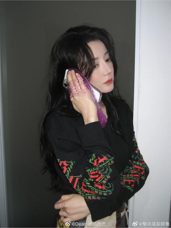 Bahkan, tagar terkait unggahan Dilraba Dilmurat di Weibo pribadinya itu telah dilihat sebanyak 37 juta lebih dengan 46 ribu komentar. Tak sedikit dari netizen penasaran tentang siapa yang membelikan Dilraba Dilmurat casing HP lucu tersebut. Foto: Dok. Weibo Dilraba Dilmurat