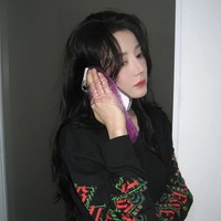 Bahkan, tagar terkait unggahan Dilraba Dilmurat di Weibo pribadinya itu telah dilihat sebanyak 37 juta lebih dengan 46 ribu komentar. Tak sedikit dari netizen penasaran tentang siapa yang membelikan Dilraba Dilmurat casing HP lucu tersebut. Foto: Dok. Weibo Dilraba Dilmurat