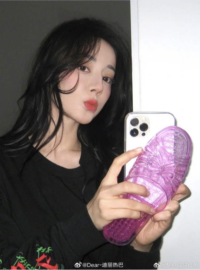 Mirror selfie artis China kelahiran 1992 ini memamerkan casing ponsel berbentuk sandal pink yang unik. Dilraba Dilmurat pun tetap memesona berpose duck lips dengan angle miring. Foto: Dok. Weibo Dilraba Dilmurat