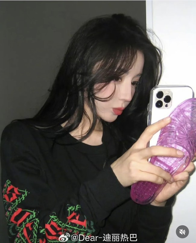 Mesipun terlihat random dengan casing ponsel sekop dan sandal, pemain serial Love on the Turquoise Land ini tetap cantik maksimal. Rambut hitamnya loose natural dengan slightly messy tampak memesona. Foto: Dok. Weibo Dilraba Dilmurat