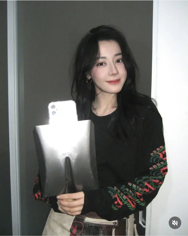 Tak hanya itu, makeup Dilraba Dilmurat di saat selfie pamer casing HP lucu terlihat segar. Blush tipis dan lipstik merah soft bikin penampilannya clean. Foto: Dok. Weibo Dilraba Dilmurat