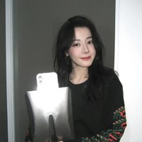 Tak hanya itu, makeup Dilraba Dilmurat di saat selfie pamer casing HP lucu terlihat segar. Blush tipis dan lipstik merah soft bikin penampilannya clean. Foto: Dok. Weibo Dilraba Dilmurat