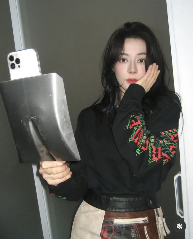 Bagaimana menurutmu dengan penampilan random Dilraba Dilmurat saat pamer casing HP berbentuk sandal dan sekop bangunan ini? Foto: Dok. Weibo Dilraba Dilmurat