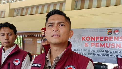 Dirresnarkoba Polda NTB, Kombes Roman Smaradhana Elhaj di Tribun Bhara Daksa Polda NTB, Kamis (26/2/2026). (Foto : Abdurrasyid Efendi/detikBali).