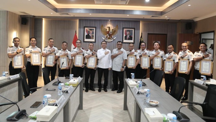 Dirtipid Narkoba Polri memberikan penghargaan kepada 63 petugas dari berbagai instansi atas sinergitas dalam pemberantasan narkoba. (dok.istimewa)