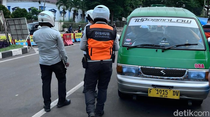 Dishub Kota Bogor menindak dengan sanksi tilang terhadap 54 angkot dalam razia di Jalan Juanda Kota Bogor.  (M Sholihin/detikcom)