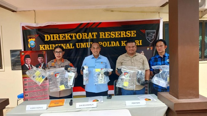 -Ditreskrimum Polda Kepri, Kombes Ronni Bonic dan Kabid Humas Polda Kepri melihat belasan motor curian yang diamankan.(Alamudin Hamapu/detikSumut)