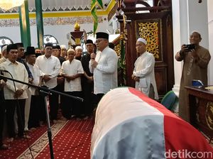 Jenazah Alex Noerdin Disalatkan di Masjid Agung, Dodi Reza Ucap Terima Kasih
