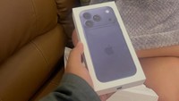 Dustin Tiffani mendapat kado handphone terbaru, yakni Iphone 17. Ya salam terima kasih my bini. Gegara tiap story lihat kamera gue burem, langsung ada aksi begini, cielah. Lancar terus, tulisnya dilihat di Instagram, Jumat (27/2/2026). (Foto: dok Instagram jhonsss24)