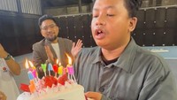 Dustin Tiffani juga mendapat kejutan ulang tahun saat syuting bareng Raffi Ahmad. (Foto: dok Instagram jhonsss24)