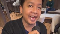 Dustin Tiffani banyak menerima doa dari netizen terkait ulang tahun ke-34. Ditunggu Dustin juniornya bang, komen @rizkyysyahputranst. So sweet alhamdulillah mom and dad. Lancar-lancar rezeki dan sehat selalu, sahut netizen lainnya. (Foto: dok Instagram jhonsss24)