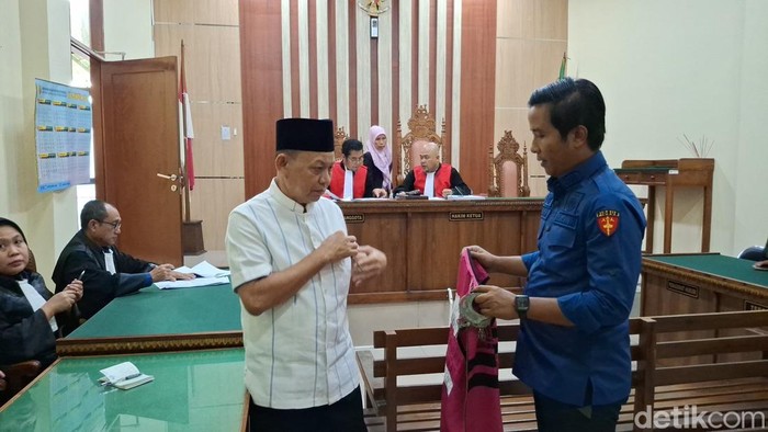 Eks Bupati Lampung Timur saat sidang vonis 8 tahun 6 bulan penjara
