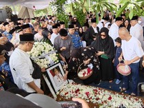 Suasana Haru Warnai Prosesi Pemakaman Alex Noerdin