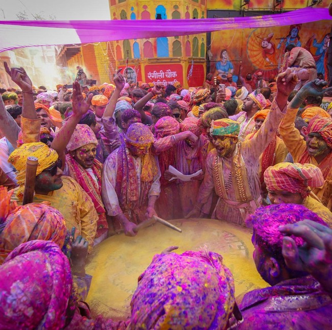 Festival Holi Hidupkan Jalanan Barsana