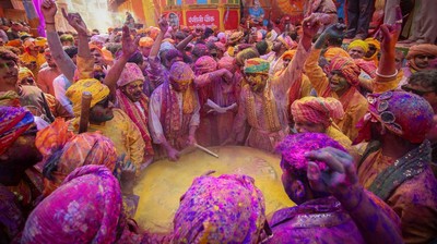 Festival Holi Hidupkan Jalanan Barsana