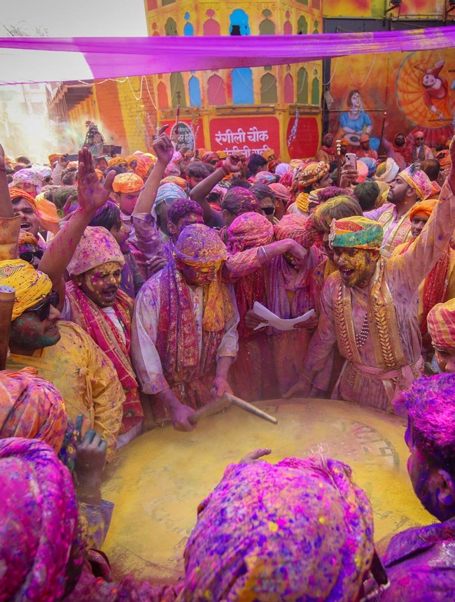 Festival Holi Hidupkan Jalanan Barsana