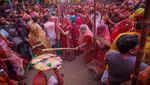 Festival Holi Hidupkan Jalanan Barsana