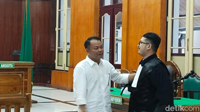 Foto: Heliyanto(kiri) ketika usai mendengar tuntutan di Pengadilan Negeri(PN) Medan, Kamis(26/2/2026)
(Juita Sinuhaji/detikSumut)
