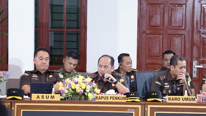Foto: Kepala Pusat Penerangan Hukum (Kapuspenkum) Kejaksaan Agung Anang Supriatna(ditengah)
(dok Kejati Sumatera Utara)