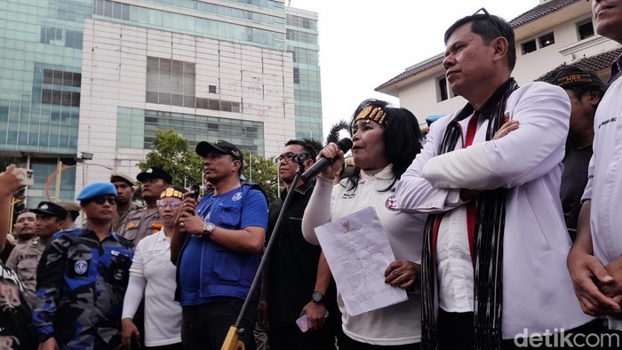 Foto: Perwakilan massa aksi penolakan SE penataan daging nonhalal di Medan. (Rechtin Hani Ritonga/detikSumut)