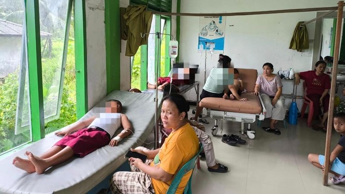 Foto: Siswa yang mengalami keracunan saat makan MBG dibawa ke Puskesmas Pulau Telo (dok. Humas Polres Nias Selatan)