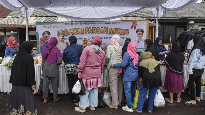 Warga membeli sayuran saat Gerakan Pangan Murah (GPM) di Eks Terminal Muncang, Kota Tasikmalaya, Jawa Barat, Kamis (26/2/2026). GPM yang digelar Dinas Ketahanan Pangan, Pertanian dan Perikanan (DKP3) Kota Tasikmalaya bersama Bulog menyediakan beras, sayuran, daging, telur, terigu, dan minyak goreng dengan harga di bawah pasaran guna menjaga stabilitas harga pangan selama Ramadhan. ANTARA FOTO/Adeng Bustomi/bar
