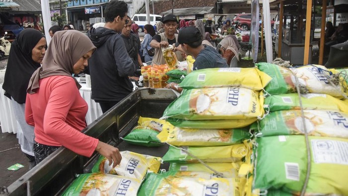 Warga membeli sayuran saat Gerakan Pangan Murah (GPM) di Eks Terminal Muncang, Kota Tasikmalaya, Jawa Barat, Kamis (26/2/2026). GPM yang digelar Dinas Ketahanan Pangan, Pertanian dan Perikanan (DKP3) Kota Tasikmalaya bersama Bulog menyediakan beras, 