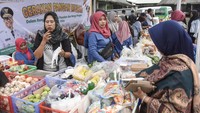 Program ini merupakan kolaborasi Dinas Ketahanan Pangan, Pertanian dan Perikanan Kota Tasikmalaya bersama Bulog. Upaya tersebut dilakukan untuk menjaga stabilitas pasokan dan harga pangan selama bulan Ramadan. ANTARA FOTO/Adeng Bustomi