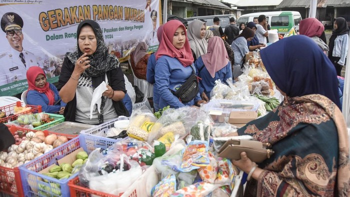 Warga membeli sayuran saat Gerakan Pangan Murah (GPM) di Eks Terminal Muncang, Kota Tasikmalaya, Jawa Barat, Kamis (26/2/2026). GPM yang digelar Dinas Ketahanan Pangan, Pertanian dan Perikanan (DKP3) Kota Tasikmalaya bersama Bulog menyediakan beras, sayuran, daging, telur, terigu, dan minyak goreng dengan harga di bawah pasaran guna menjaga stabilitas harga pangan selama Ramadhan. ANTARA FOTO/Adeng Bustomi/bar