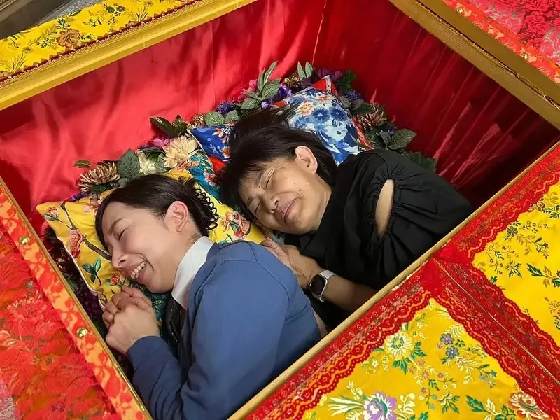 Mikako Fuse, seorang desainer dan pembuat peti mati kustom dari Grave Tokyo, mengatakan bahwa pendekatannya yang imajinatif terhadap perlengkapan pemakaman membantu orang melihat bahwa 'kematian itu cerah dan tidak begitu menakutkan'.