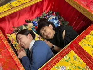 Tren Unik di Jepang, Meditasi Peti Mati