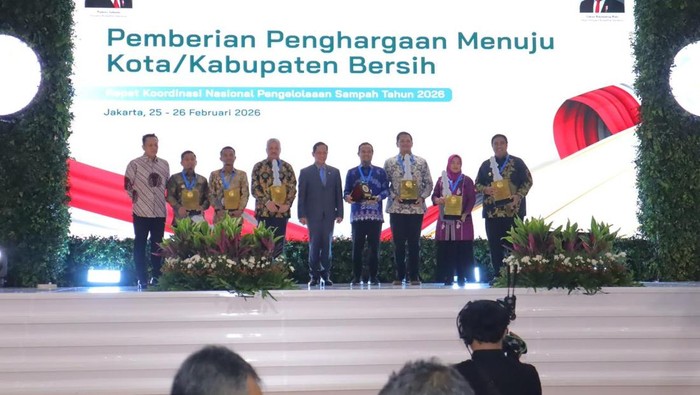 Gubernur Sulsel Andi Sudirman Sulaiman meraih penghargaan sebagai pembina terbaik kinerja pengelolaan sampah dari KLH.