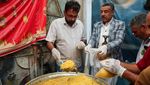 Hangatnya Ramadan di Sanaa, Relawan Bagikan Ratusan Porsi Iftar untuk Warga