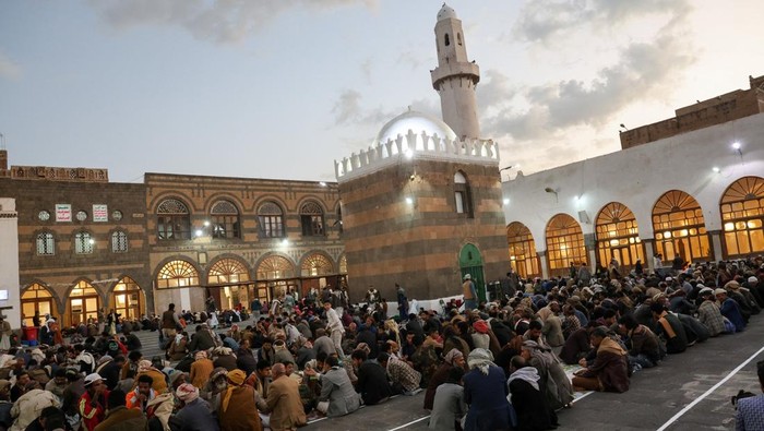People gather for the fast breaking meal from a charity kitchen at the Grand Mosque during the Muslim fasting month of Ramadan, in Sanaa, Yemen, February 25, 2026. REUTERS/Khaled Abdullah