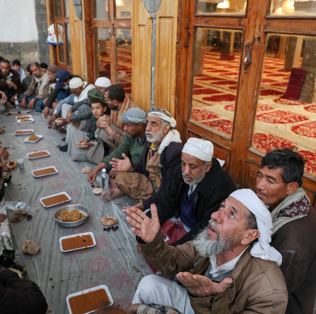 Hangatnya Ramadan di Sanaa, Relawan Bagikan Ratusan Porsi Iftar untuk Warga