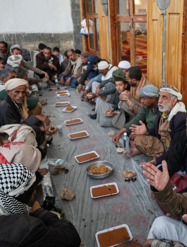 Hangatnya Ramadan di Sanaa, Relawan Bagikan Ratusan Porsi Iftar untuk Warga