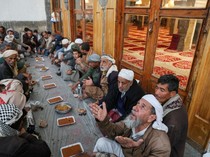 Hangatnya Ramadan di Sanaa, Relawan Bagikan Ratusan Porsi Iftar untuk Warga