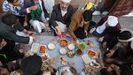 Hangatnya Ramadan di Sanaa, Relawan Bagikan Ratusan Porsi Iftar untuk Warga